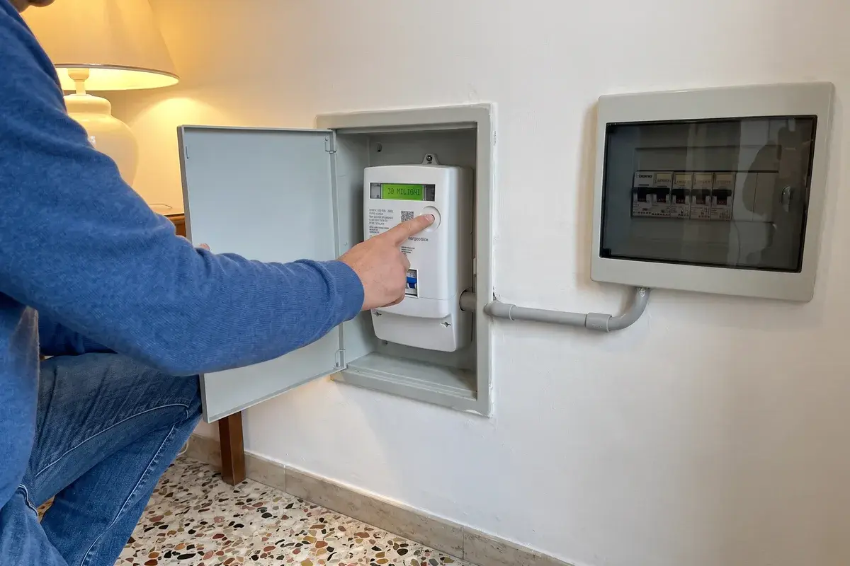 Contatore Open Meter 2G di e-distribuzione in una nicchia dell'ingresso, accanto al quadro BTicino di casa.