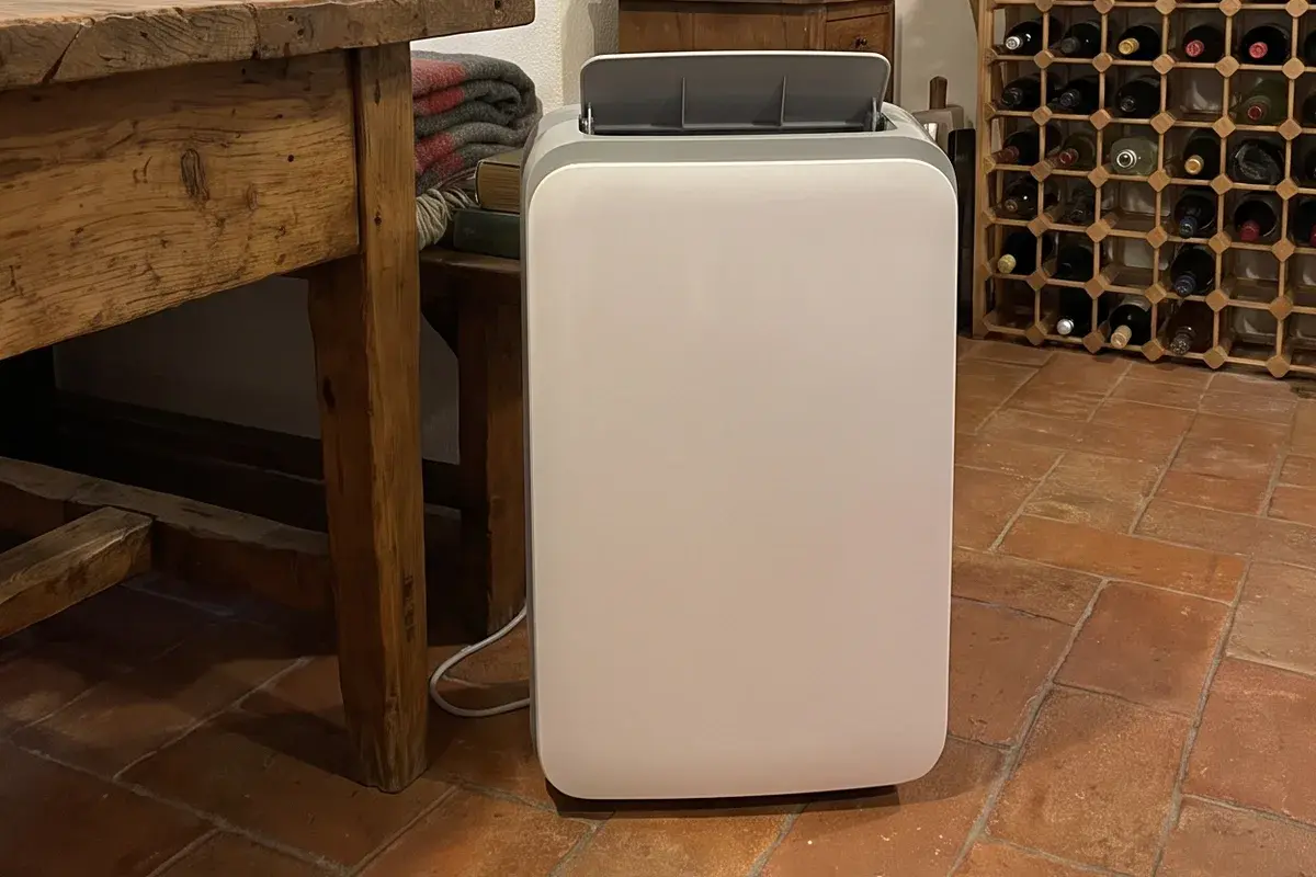 Deumidificatore a essiccante Meaco DD8L Zambezi acceso nella taverna di una villetta, sul pavimento in cotto e lontano da pareti e mobili.